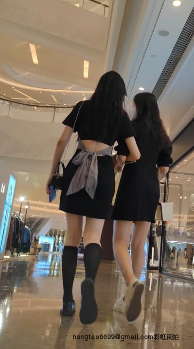 【XLBCD】096两姐妹逛街都穿着黑色连衣裙，两人全部抄底