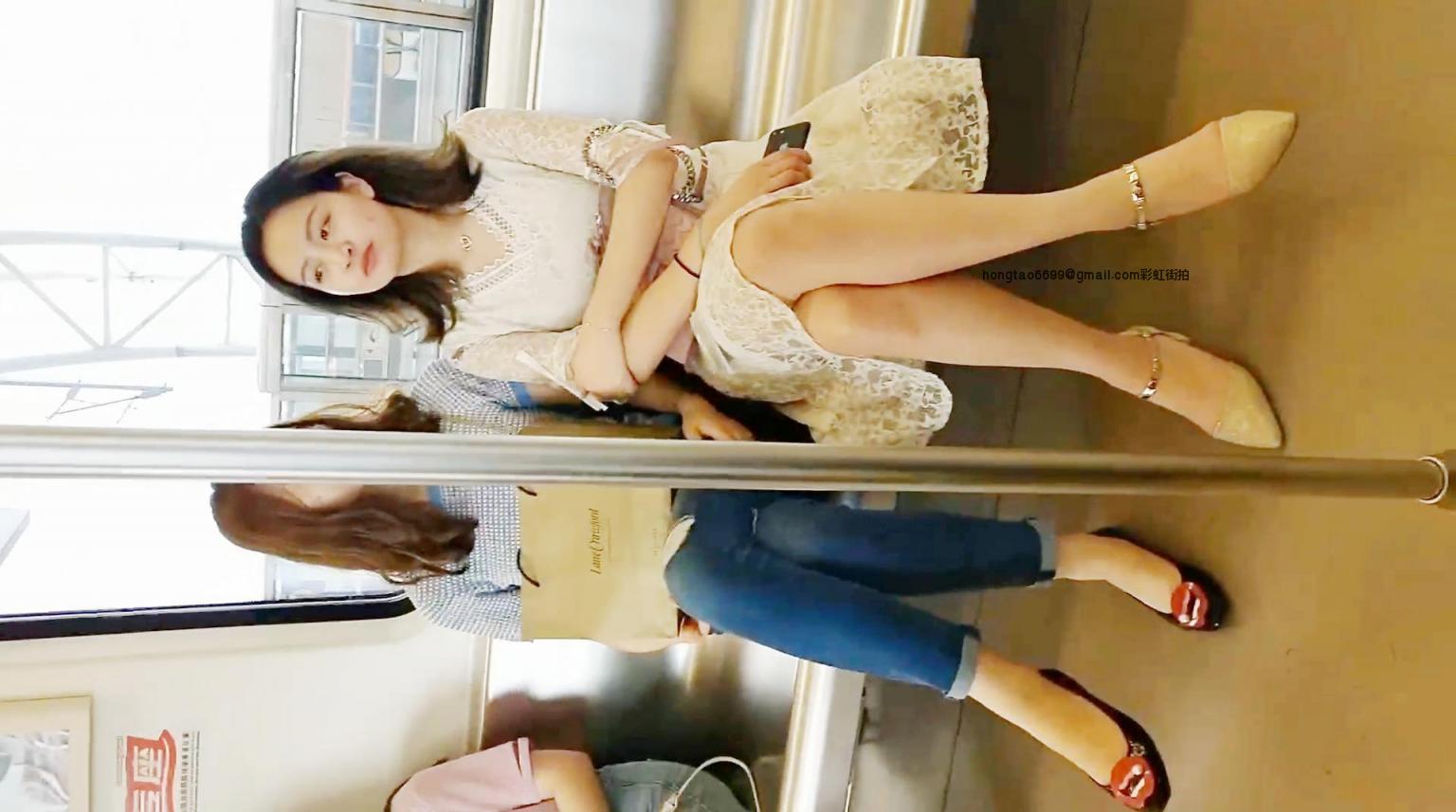 地铁站尾随镂空裙银高跟绝美白领,上车时趁机欣赏蕾丝粉内和毛毛