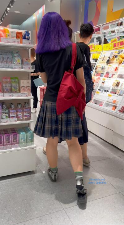 【 KFC-344 】487紫色头发JK小学姐和闺蜜逛街。光腿窄内够骚