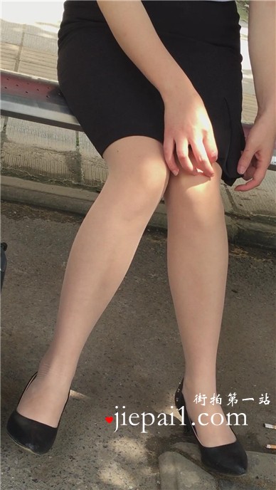 【已补档】等公交偶遇极品肉丝美腿OL包臀裙MM。