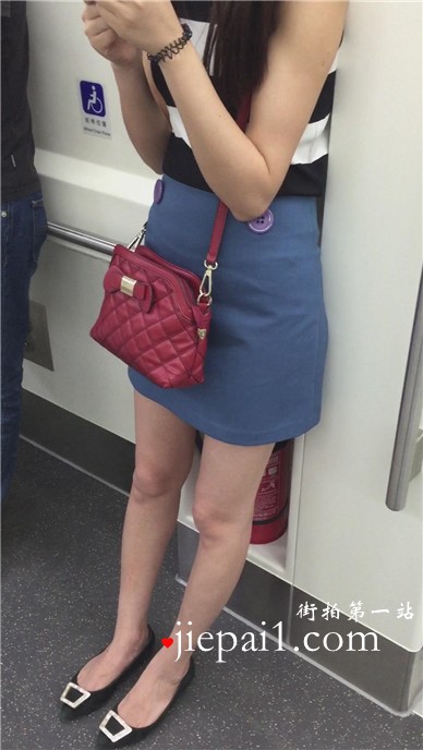 【已补档】地铁偶遇美图尖嘴平底鞋美眉，笔直的双腿很诱人。