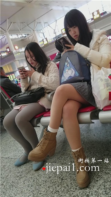 【已补档】4k-高铁站候车室拍摄会丝袜白毛衣长腿美女姐妹。