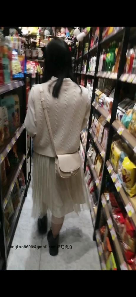 原创 投稿 街拍逛超市的白裙美女