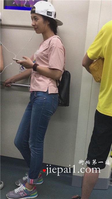 【已补档】地铁拍摄粉T恤紧身蓝牛小清新妹子。