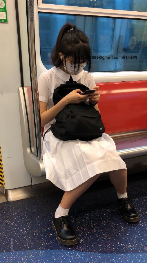 【精品CD】21地铁跟拍戴眼镜学妹，nn鼓鼓的好诱人