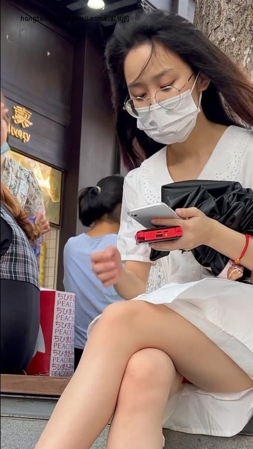 【 KFC-103 】76★★靓女专心玩手机，裙子随风飘荡露出红色内