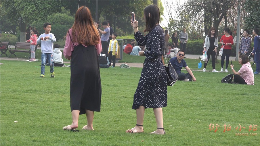 【已补档】4k-公园草地放风筝的连衣裙文艺清新街拍美女