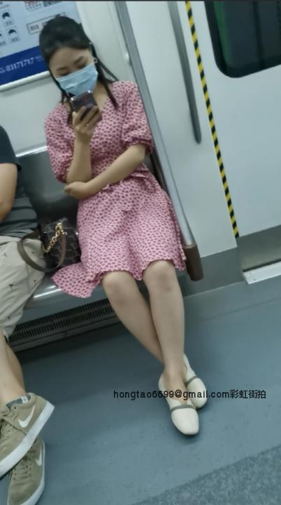 【机场2021系列CD】66-地铁抄底粉裙MM，似乎两条内裤？