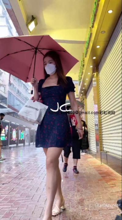 【香港JC系列CD】2.下雨天偶遇长腿美女跟拍抄底内内夹进PP