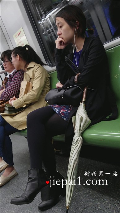 【已补档】4k-地铁上拍摄听歌的文静小女孩。