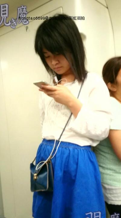 【覗き魔系列CD】146-地铁抄底牛仔裙MM还挺可爱的