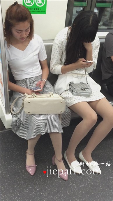 【已补档】地铁上的肉丝高跟长裙美女，超级甜美哦。