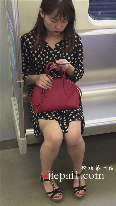 【已补档】地铁车厢内遇见斑点连衣裙美腿美女，鲜艳的红唇。
