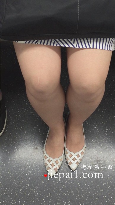 【已补档】地铁上拍摄v领连衣裙小妹，一副闷闷不乐的脸