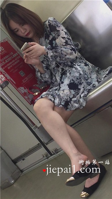 【已补档】地铁上拍摄颜值超高的长腿妹子，一直低头玩手机。