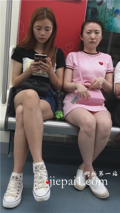 【已补档】地铁上拍摄两位白腿美眉。