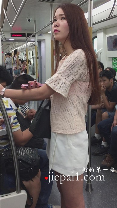 【已补档】地铁上偶遇超美丽的美腿小清新美女 