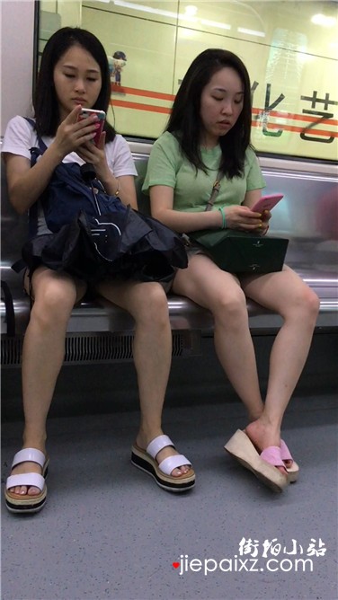 【已补档】地铁拍摄对面俩妹子