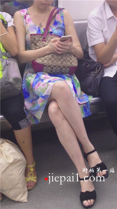 【已补档】地铁上拍摄雪白大腿的熟妇，这年纪不该有的白。