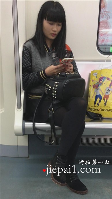 【已补档】地铁上偶遇一黑丝打底裤小美女