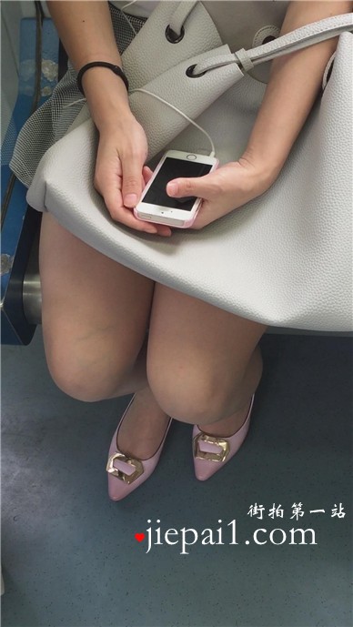 【已补档】地铁上遇见带着耳机听歌，一筹莫展的美腿少女。