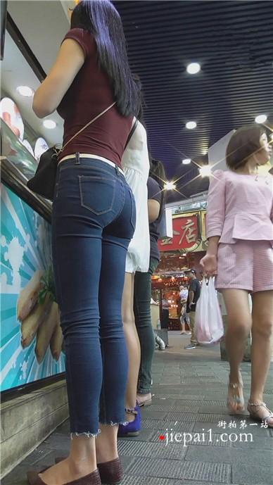 【已补档】街拍两位极品紧身牛仔裤美女姐姐