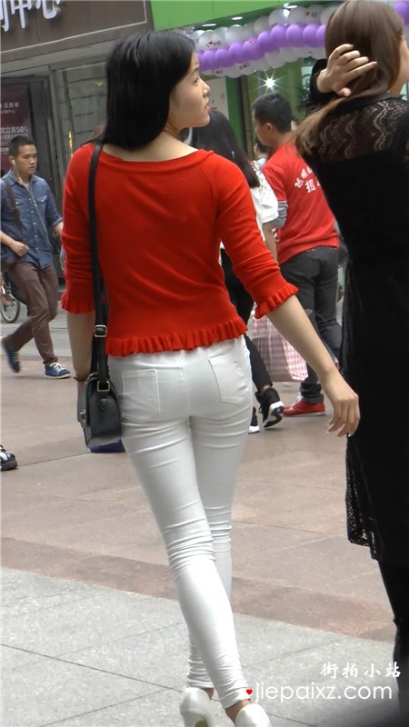 红衣，白裤，白高跟，丰满美女人群中辨识度超高