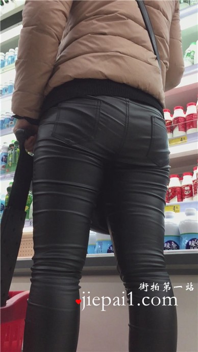 黑紧皮裤逛超市。