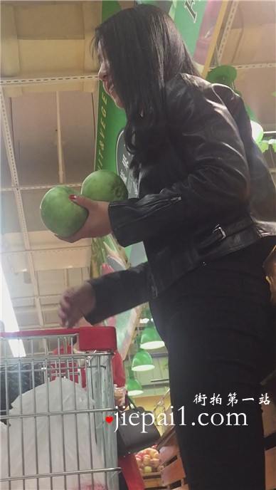 超市遇见买香瓜的好身材黑裤小美女。