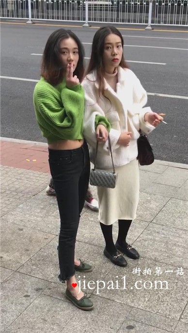 街边抽烟的两位美丽小姐姐。