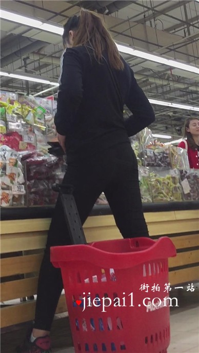超市里拍摄黑紧身裤小肥妹。