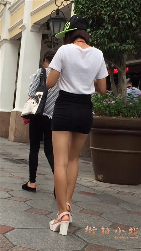 白T恤性感超短包臀裙街拍美腿美女