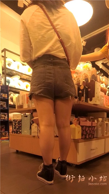热裤学生妹逛超市购物