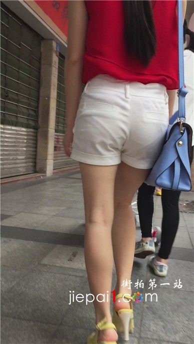 跟拍白紧热裤红衣马尾辫女孩，性感的美腿加高跟凉鞋。