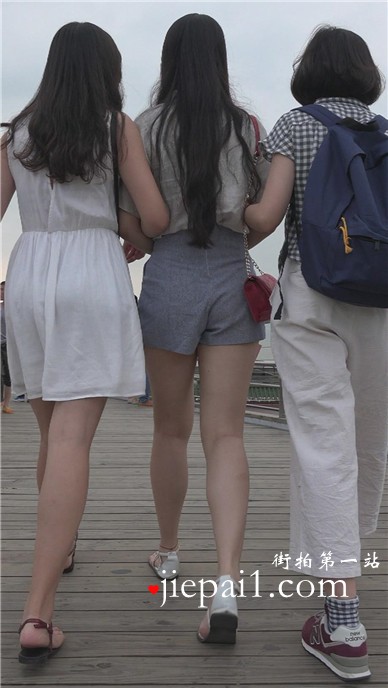 小清新美女三姐妹，超美高腰短热裤。