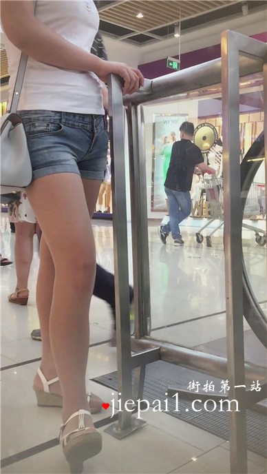 在商场拍摄美三角热裤女孩。
