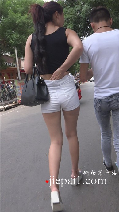 街拍极品好身材白热裤马尾辫美女。