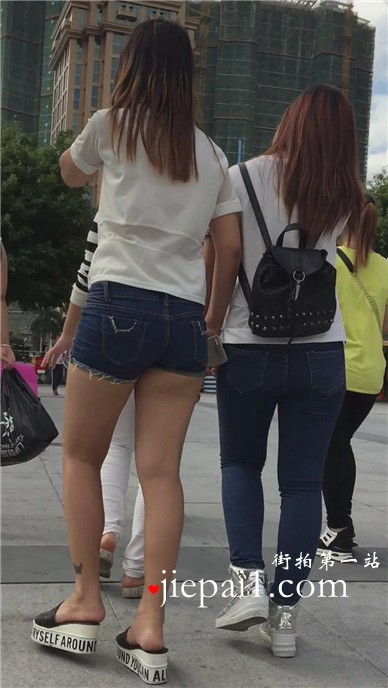 街拍超短牛仔热裤美腿女孩跟闺蜜逛街。 