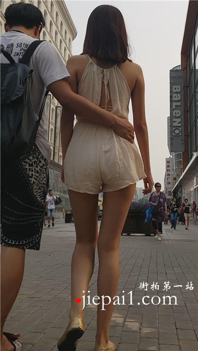 街拍被猥琐男友搂着走路的漂亮连衣裙美眉。