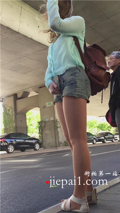 偶遇路边等车的紧身热裤美三角女孩。