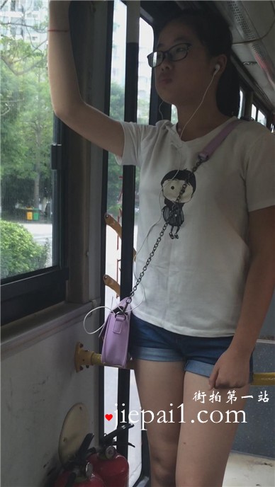 公车上拍摄牛仔热裤学生妹！