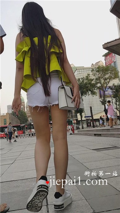 街拍长发及腰的白热裤美腿妹子。
