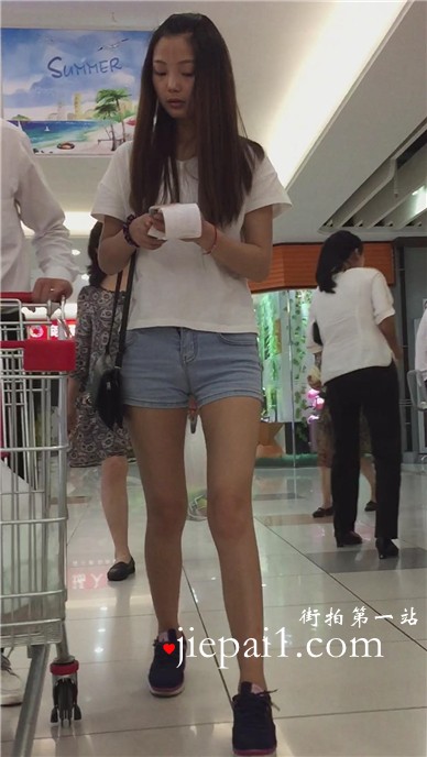 清纯白T恤牛仔热裤美女陪小男友逛超市。