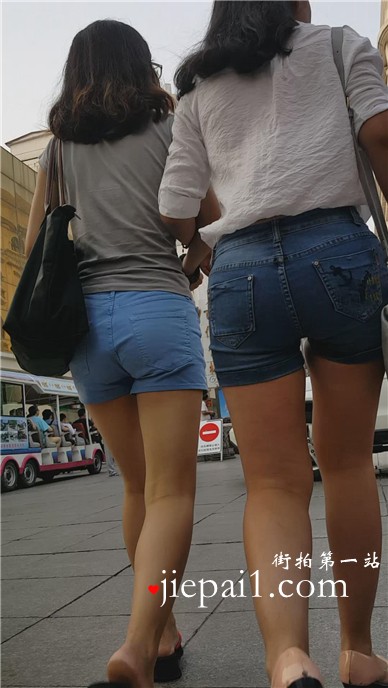 街拍高腰热裤美臀两姐妹逛街。