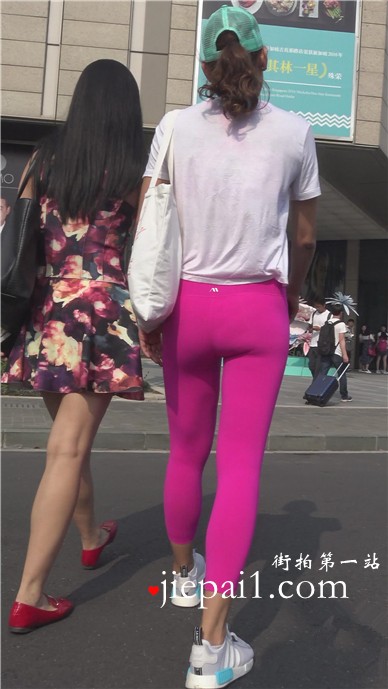 4k-街拍粉色运动裤苗条美女 