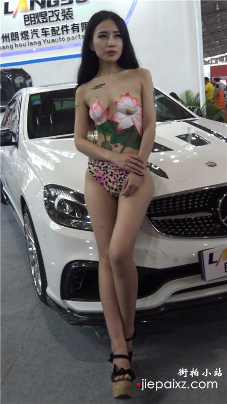 4k-人体彩绘的性感美女车模，身材棒棒哒