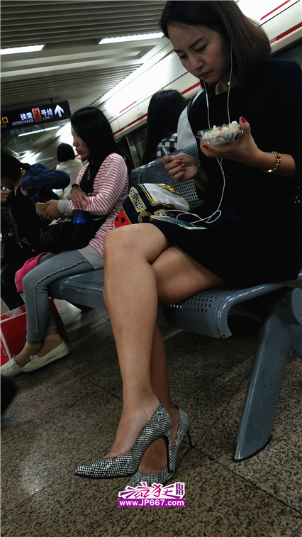 4K视频！地铁站高跟性感美腿黑色连衣短裙短发美女-1.2GB