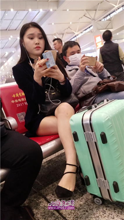 【已补档】4K视频！火车站候车玩手机的黑色连衣裙美腿尤物美眉-449MB