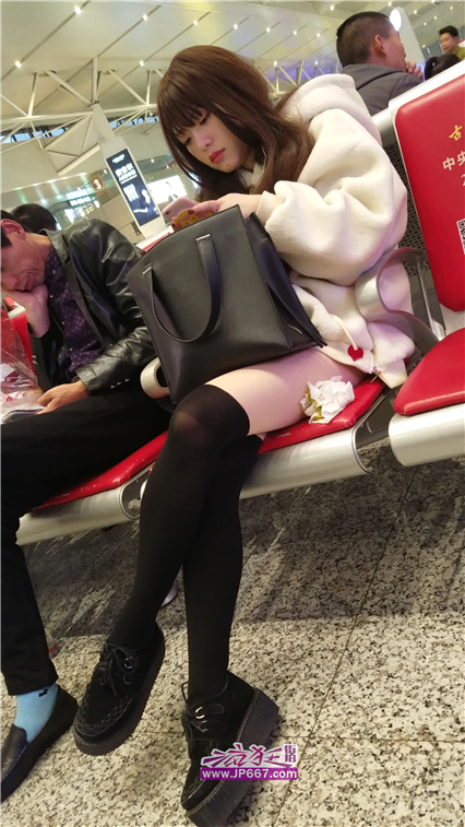 4K视频！火车站候车的黑丝粉色紧身包臀裙女神-631MB