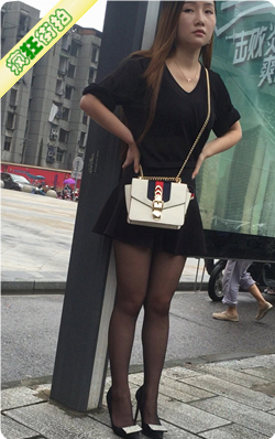 公交站等车的黑丝高跟时尚美女-360MB